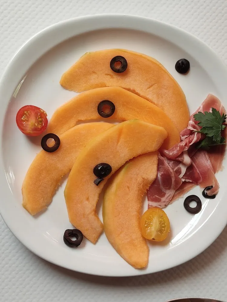Assiette de Melons Et Charcuterie